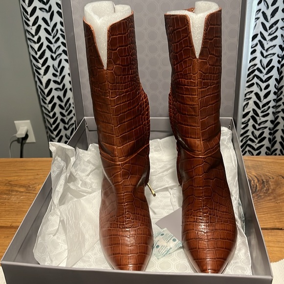 Gently used Louise eat Cie boots. Size 8 Genuine leather upper. Man made sole. - Picture 6 of 6